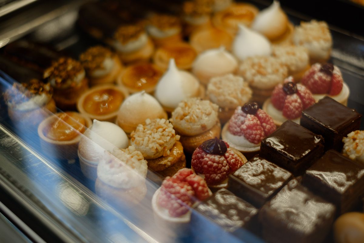 Vitrine de pâtisseries : tartelettes, choux et meringues